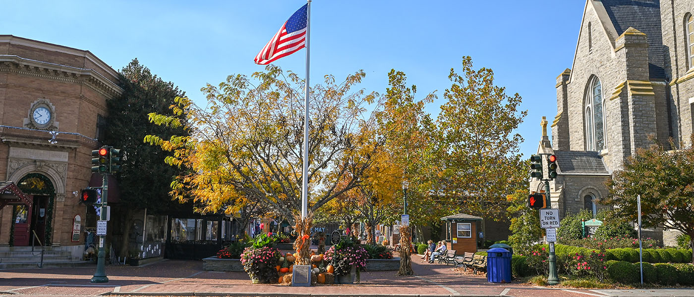 500 block of the washington street mall decorated for fall